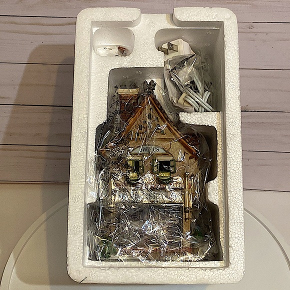 DEPARTMENT 56 - Swifts Stringed Instruments - Heritage Village - Dickens Village - Picture 8 of 12